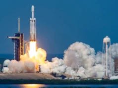 O foguete SpaceX Falcon Heavy lança o Telescópio Espacial Romano da NASA em 30 de agosto: veja como assistir ao vivo a big white rocket launches into a blue sky from a seaside pad