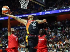 Angel Reese levou um tapa na cara por Aaliyah Edwards da Sun, teve uma noite de tiro ruim na vitória do Dream Angel Reese #5 blocks Brittney Griner's shot during a WNBA game.