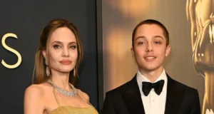 Knox, filho de Angelina Jolie e Brad Pitt, estreia dramática transformação de cabelo ruivo espetado Angelina Jolie and Brad Pitt's Son Knox Debuts Dramatic Red Spiked Hair Transformation