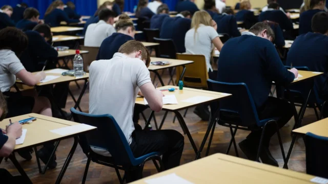 Você pode continuar com os GCSEs em 2026? As regras explicam quando as taxas de aprovação caem para o nível mais baixo em 7 anos Você pode continuar com os GCSEs em 2026? As regras explicam quando as taxas de aprovação caem para o nível mais baixo em 7 anos