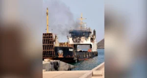 Navio de carga em chamas após ataque Houthi no estreito de Bab al-Mandeb Cargo ship in flames after Houthi attack in Bab al-Mandeb strait