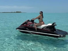Demi Lovato comemora 34º aniversário em biquíni colorido durante fuga nas Bahamas Demi Lovato celebrates 34th birthday in colorful string bikini during Bahamas getaway