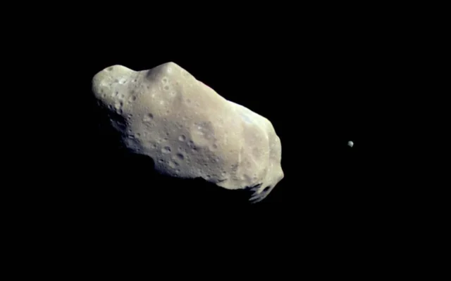 Neste dia no espaço! 28 de agosto de 1993: A sonda espacial Galileo passa pelo asteróide Ida a caminho de Júpiter e encontra uma pequena lua lá! Neste dia no espaço! 28 de agosto de 1993: A sonda espacial Galileo passa pelo asteróide Ida a caminho de Júpiter e encontra uma pequena lua lá!