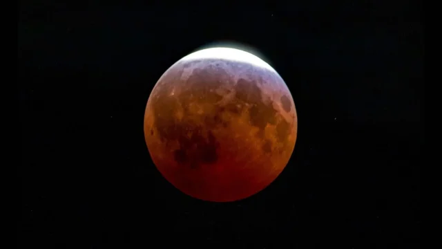 Um eclipse lunar parcial surpreende os observadores do céu com uma “lua quase sangrenta”. Aqui estão as melhores fotos