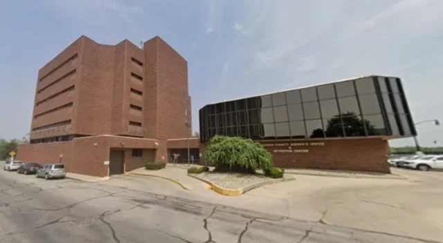 Enorme leão de 300 libras e filhote de leão escapam em Indiana enquanto a polícia caça como um louco Enorme leão de 300 libras e filhote de leão escapam em Indiana enquanto a polícia caça como um louco