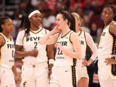 Aliyah Boston aborda o sorriso viral de Caitlin Clark para Angel Reese no podcast ‘Post Moves’ Indiana Fever players huddle during a game