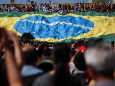 Filho de Lula e Bolsonaro lançam candidaturas rivais à presidência do Brasil Lula and Bolsonaro’s son launch rival bids for Brazil presidency