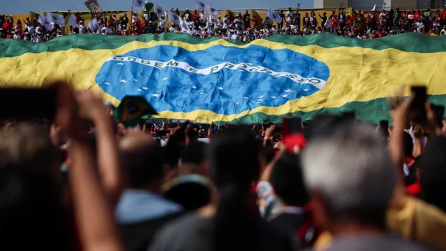 Filho de Lula e Bolsonaro lançam candidaturas rivais à presidência do Brasil Filho de Lula e Bolsonaro lançam candidaturas rivais à presidência do Brasil
