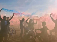 Jovens mascarados soltam fogos de artifício e soltam balões em antecipação aos passageiros do A66. Masked youths set off flares & balloons released in vigil for A66 joyrider