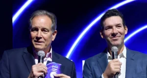 O locutor da NFL Jim Nantz reage à prisão de seu parceiro de transmissão Tony Romo. NFL announcer Jim Nantz reacts to on-air partner Tony Romo's arrest