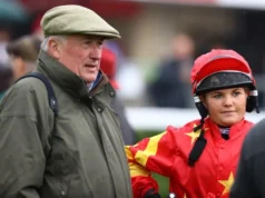 Olive Nicholls deixa o emprego como assistente do pai Paul para mudar de carreira Olive Nicholls with her father and trainer, Paul Nicholls.
