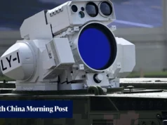 Poderoso laser anti-drone visto em navio anfíbio do PLA no Mar da China Meridional Powerful anti-drone laser spotted on PLA amphibious ship in South China Sea