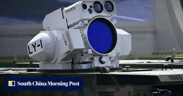 Poderoso laser anti-drone visto em navio anfíbio do PLA no Mar da China Meridional