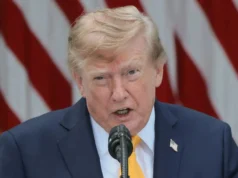 Trump dá início à “Operação Expulsão” no Irão enquanto tenta destruir o regime Trump launches 'Operation Outcast' on Iran as he tries to isolate regime