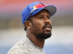 O bicampeão do Super Bowl, Von Miller, 37, assina com o novo time. Two-time Super Bowl champ Von Miller, 37, signs with new team