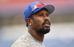 O bicampeão do Super Bowl, Von Miller, 37, assina com o novo time. Two-time Super Bowl champ Von Miller, 37, signs with new team