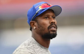 O bicampeão do Super Bowl, Von Miller, 37, assina com o novo time. Two-time Super Bowl champ Von Miller, 37, signs with new team