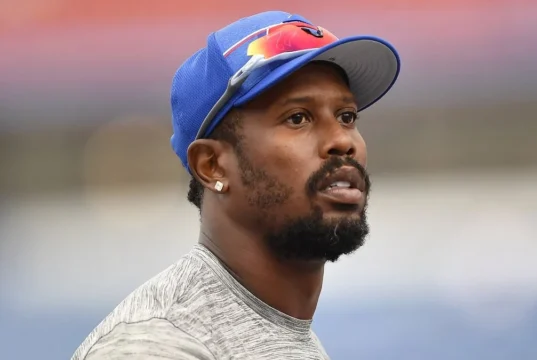 O bicampeão do Super Bowl, Von Miller, 37, assina com o novo time. Two-time Super Bowl champ Von Miller, 37, signs with new team