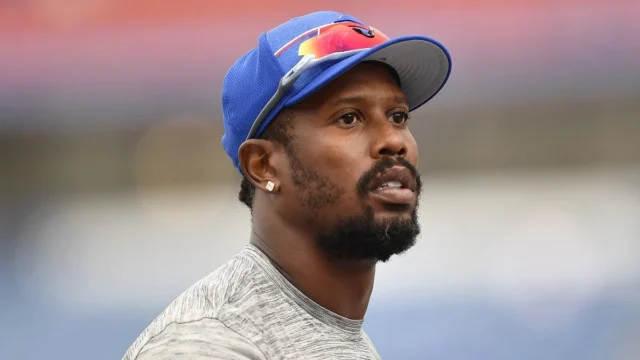 O bicampeão do Super Bowl, Von Miller, 37, assina com o novo time.