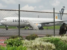 Venezuelanos, cubanos e colombianos chegam a país africano sob acordo de deportação de Trump plane on tarmac