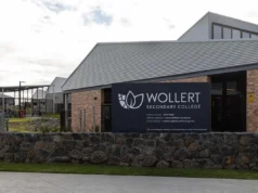 Pai de filha maluca espancado por estudante treinado em MMA após confrontar garoto errado Wollert Secondary School in Wollert, Australia.