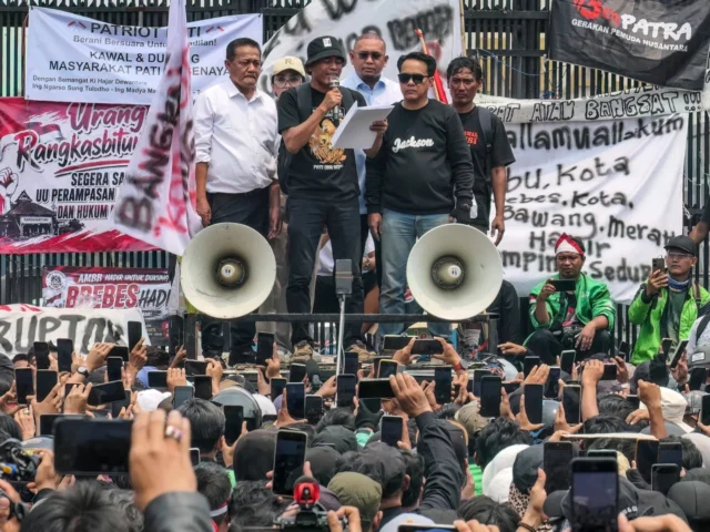 Indonésios marcham até ao Parlamento para exigir repressão à corrupção Indonésios marcham até ao Parlamento para exigir repressão à corrupção
