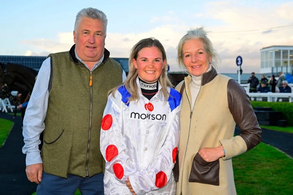 Jockey Olive Nicholls com seus pais Paul e Georgie Nicholls no Hipódromo Newton Abbot.