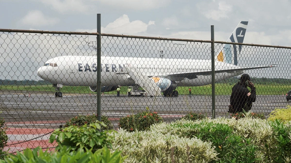 avião na pista