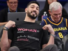 Enes Kanter Freedom se encontrou com fãs hostis da WNBA a caminho do confronto Fever-Sky Enes Kanter Freedom poses courtside prior to a Chicago Sky and Indiana Fever game.