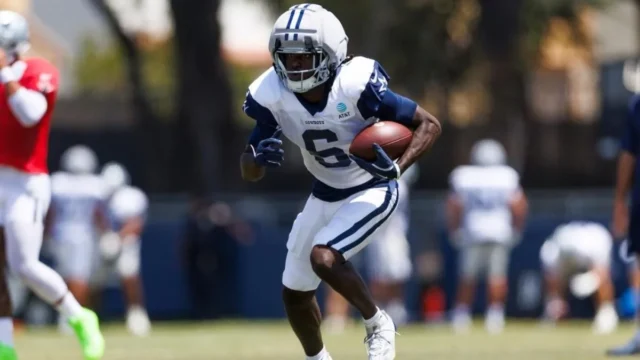 Cowboys WR e Patriots TE agitam o campo de treinamento e a pré-temporada como novatos não draftados da NFL Cowboys WR e Patriots TE agitam o campo de treinamento e a pré-temporada como novatos não draftados da NFL