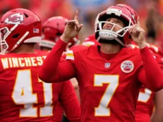O field goal de 69 jardas de Harrison Butker demonstra a mais recente grande controvérsia de pontuação da NFL Harrison Butker celebrates after scoring during an NFL preseason game between the Kansas City Chiefs and Los Angeles Rams.