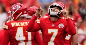 O field goal de 69 jardas de Harrison Butker demonstra a mais recente grande controvérsia de pontuação da NFL Harrison Butker celebrates after scoring during an NFL preseason game between the Kansas City Chiefs and Los Angeles Rams.