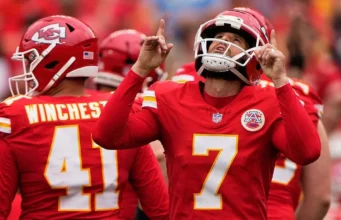 O field goal de 69 jardas de Harrison Butker demonstra a mais recente grande controvérsia de pontuação da NFL Harrison Butker celebrates after scoring during an NFL preseason game between the Kansas City Chiefs and Los Angeles Rams.