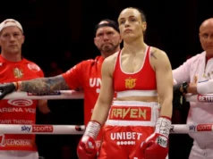 Boxeador Raven Chapman passa por cirurgia de emergência devido a hemorragia cerebral Boxer Raven Chapman undergoes emergency surgery for bleed on brain