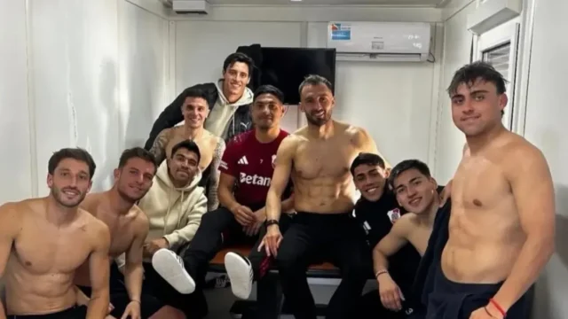 Ele passou pelo contêiner e quebrou o silêncio ao sair do rio