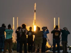 Adeus, Falcon 9: a SpaceX planeja aposentar o poderoso veículo de lançamento assim que a Starship estiver operacional rocket engines spit fire