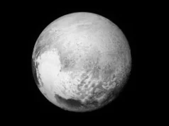 Por que nos importamos tanto com o fato de Plutão não ser um planeta? Blue-tinged haze around Pluto captured by NASA's New Horizons probe.