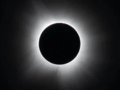 Neste dia no espaço! 21 de agosto de 1914: A expedição ao eclipse solar total falha na Primeira Guerra Mundial a spacecraft consisting of a large round radar dish, three long pole-like appendages extending from an octagonal body, floating in space on a starry background