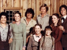 Melissa Gilbert implora para proteger atores mirins após a morte de Hayden Panettiere aos 36 anos Matthew Laborteaux, Melissa Gilbert, Michael Landon, Dean Butler, Melissa Sue Anderson, Linwood Boomer, Karen Grassle, and Lindsay Greenbush posing for a cast photo