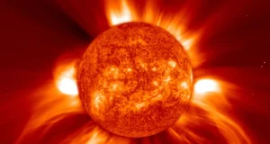 Como uma enorme frota de 17 naves espaciais descobriu algo surpreendente sobre as explosões solares A diagram showing different views of the solar eruption, seen by various spacecraft.