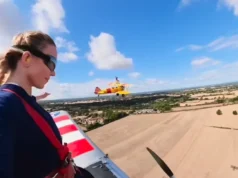 Sydney Sweeney diz a Tom Cruise para ‘cuidado’ depois de se amarrar no topo do avião Sydney Sweeney tells Tom Cruise to 'watch out' after strapping herself to top of airplane