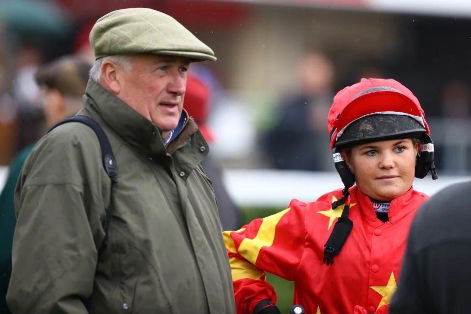 Olive Nicholls com seu pai e treinador Paul Nicholls