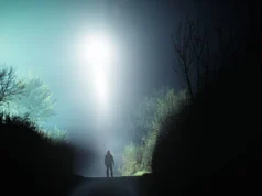 O livro “Queremos Acreditar” examina a realidade dos OVNIs: “Será cada vez mais provável que alguém se engane sobre o que viu” (Entrevista) a yellow, green and red ufo book cover