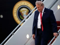 Trump criticado por erro ‘enorme’ que poderia ‘nos levar ao limite’ Trump slammed for 'massive' mistake that could 'push us over the edge'
