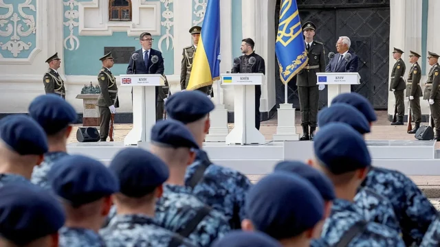 Putin ‘entrou em pânico’ enquanto a desafiadora Ucrânia comemora o Dia da Independência sob o bombardeio russo
