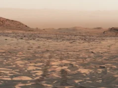 Curiosity atinge novos patamares em Marte | Foto do dia do espaço de 28 de agosto de 2026 a panoramic image showing a reddish orange, dusty landscape