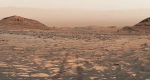 Curiosity atinge novos patamares em Marte | Foto do dia do espaço de 28 de agosto de 2026 a panoramic image showing a reddish orange, dusty landscape