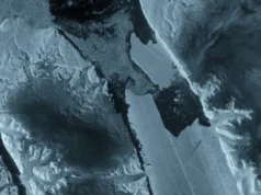 Satélite observa maior perda de gelo flutuante na Groenlândia em mais de uma década | Foto do dia do espaço de 24 de agosto de 2026 The Petermann glacier calving in a moving gif.