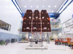 Atualizações ao vivo do telescópio Nancy Grace Roman: NASA prepara Roman para lançamento The Roman Space Telescope hangs in the clean room.