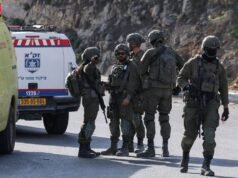 Tiroteio na Cisjordânia deixa 5 israelenses feridos, enquanto identidade mata 2 homens armados